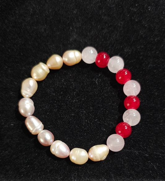 Bracelet perles de culture, quartz rose et agate rouge.